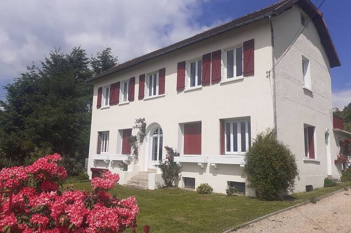 Location de vacances pour 14 personnes, avec Terrasse et Jardin à Bussière-Galant