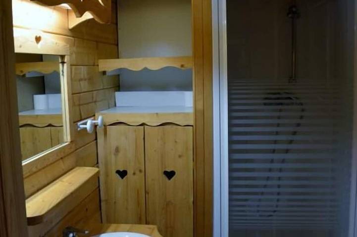 Chalet bois esprit montagnard 2 à 4 pers 40m2 chambre séparée in Saint-Gervais-les-Bains, Pays du Mont-Blanc