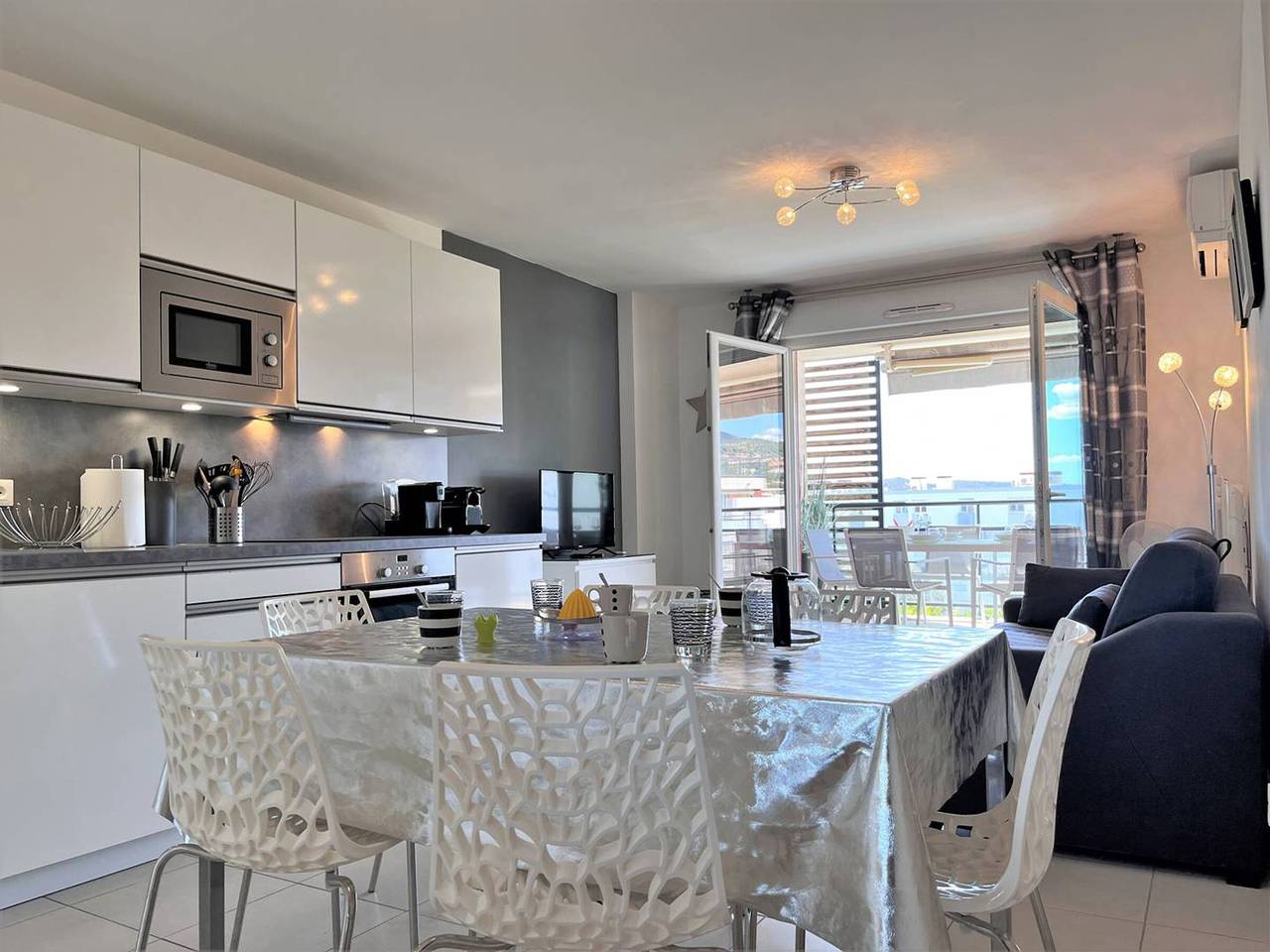 Appartement entier, Charmant T2 climatisé avec grande terrasse, piscine et parking privatif, proche plage et commerces. in Le Lavandou, Parc national de Port-Cros