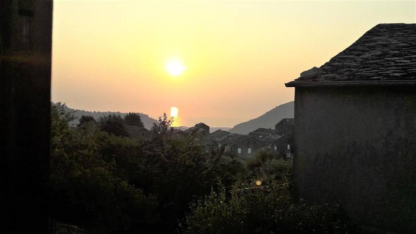 Location de vacances pour 2 personnes, avec vue et jardin à Pietra-di-Verde