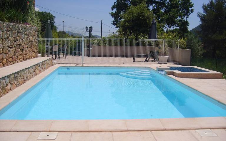 Gîte pour 4 personnes, avec piscine ainsi que vue et jardin dans le Var - 3
