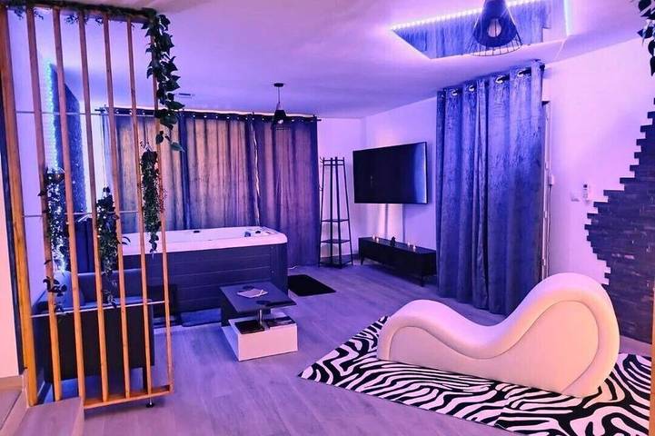 Apartamento entero, Love Room de Prestigio, Jacuzzi Privado y Desayuno Incluido in Sigean, Costa mediterránea (Francia)
