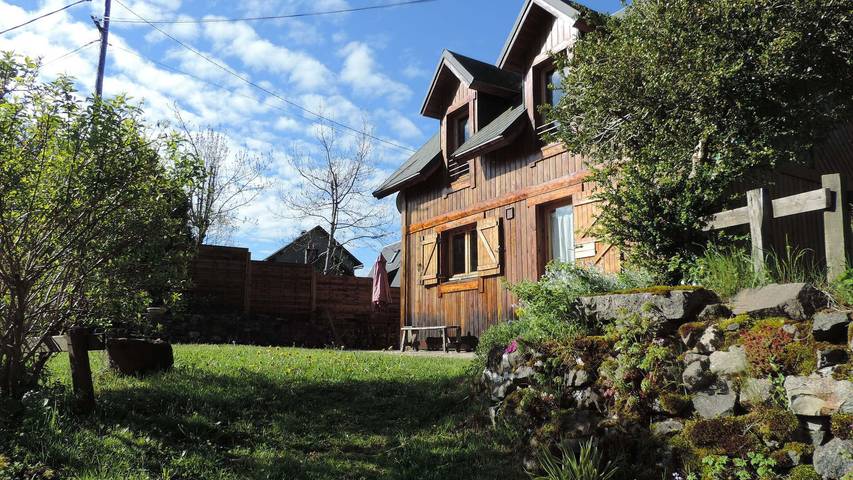 Gîte pour 6 personnes, avec Terrasse et Jardin dans Prat de Bouc Haute Planèze