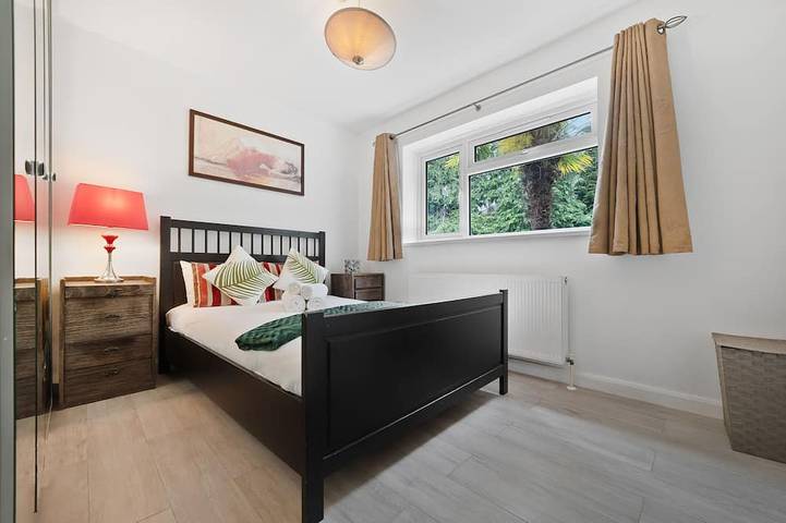3 Bedroom Spacious Bungalow Sunningdale Lodge Ascot Racecourse in Sunningdale, Berkshire