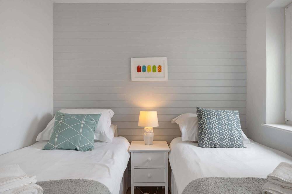 Stylish Home with Parking, Minutes from Beach in Bude, Cornwall