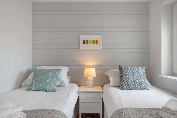 Stylish Home with Parking, Minutes from Beach in Bude, Cornouailles