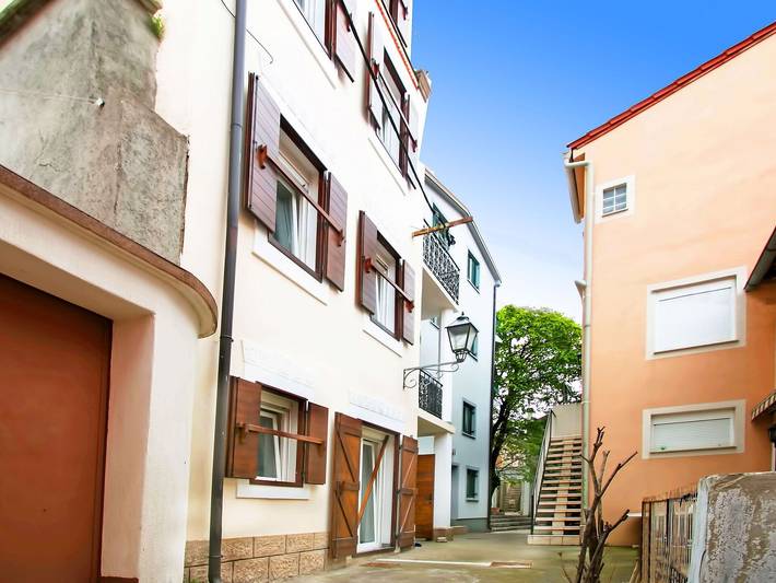 Ferienwohnung für 4 Personen, mit Balkon, mit Haustier in Karlobag