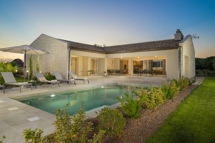 Villa pour 8 personnes, avec Terrasse ainsi que Jardin et Piscine à Loborika