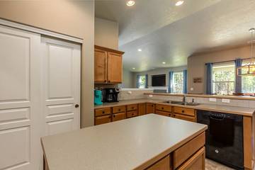 Log Cabin for 9 People in Three Rivers (OR), Oregon, Photo 1