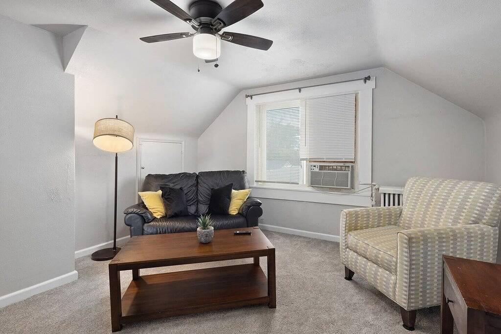 Ganze Wohnung, Prime Location! 2Br, King Bed w/ Laundry in Macomb County