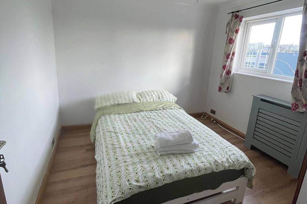 3-Bed Barnwell Retreat- Sleeps 6, Garden & Parking in Stevenage, Hertfordshire
