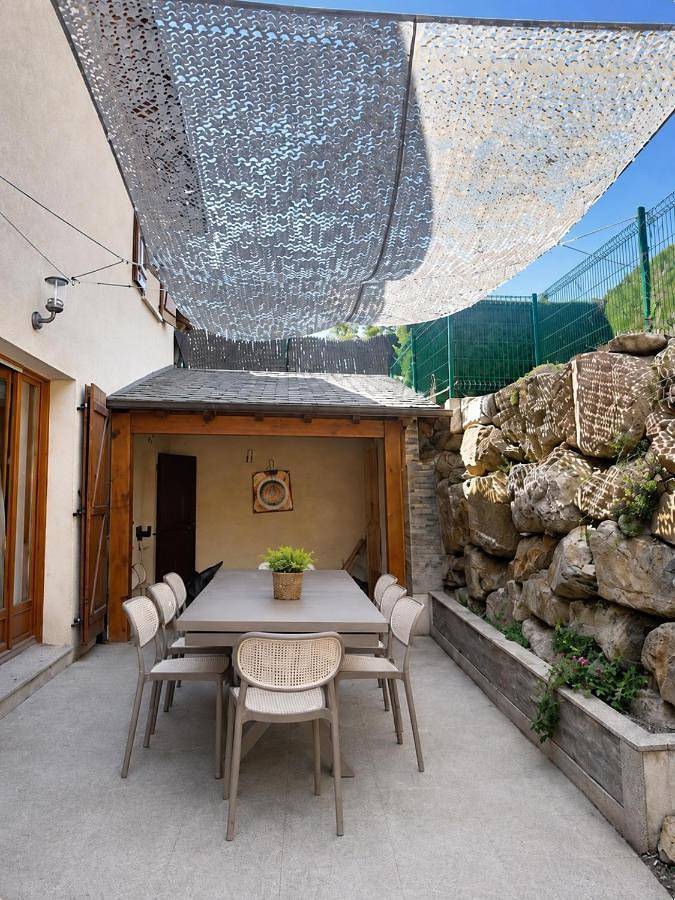 Location de vacances pour 10 personnes, avec Jardin et Vue à UR