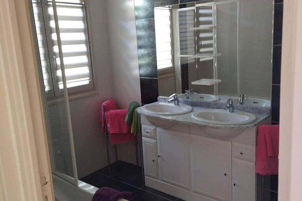 Homerez - Maison accueillante à Nant avec piscine partagée in Nant, Parc naturel régional des Grands Causses