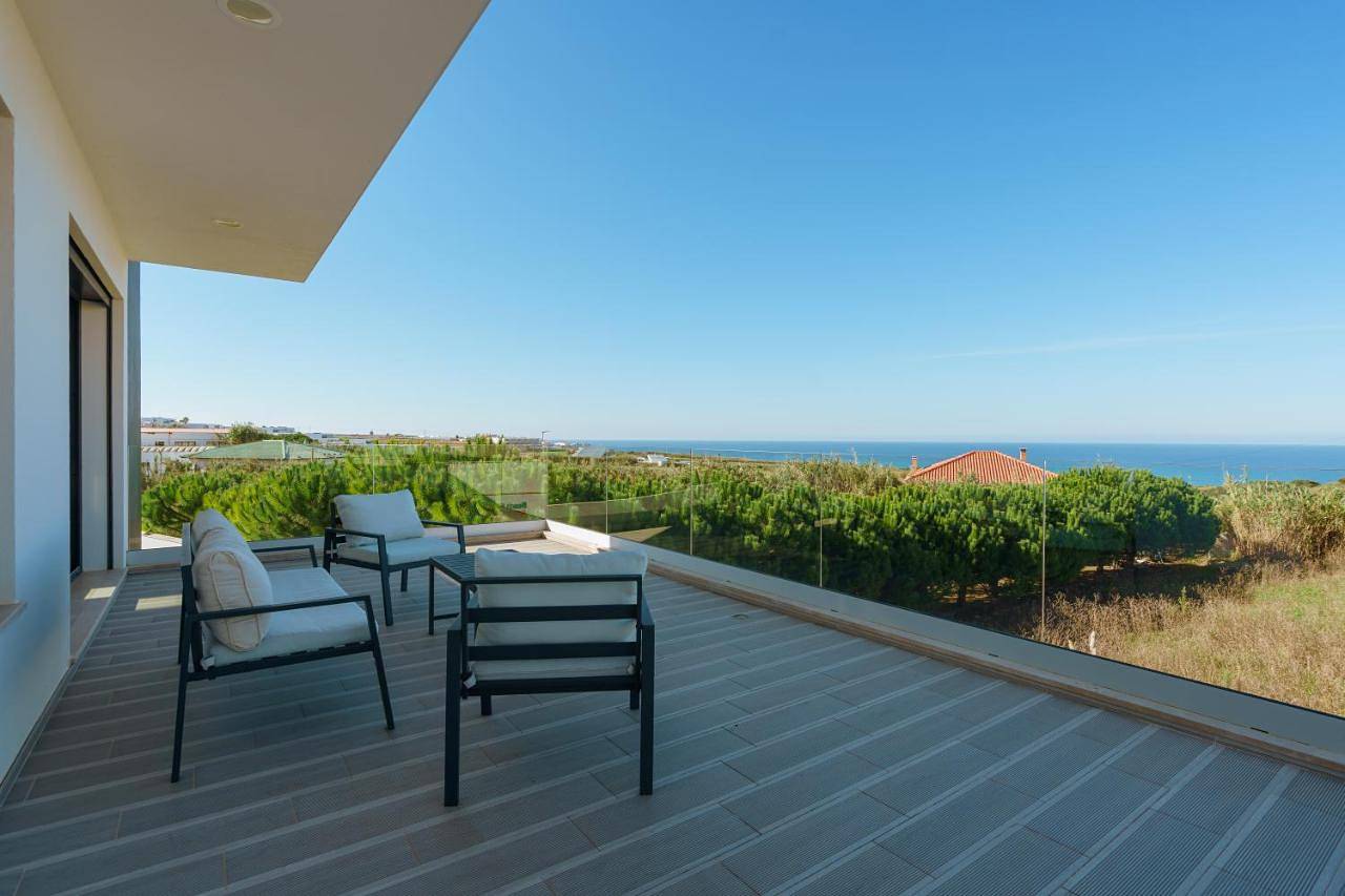 Villa Beach and Friends with ocean view in Atalaia, Distrito de Lisboa