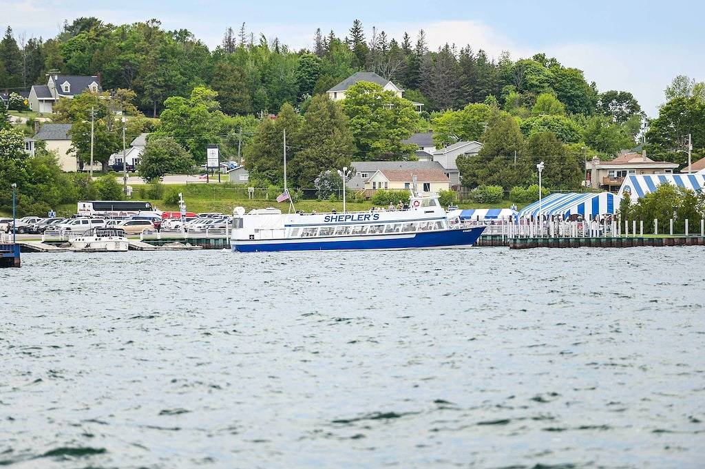 Ganze Wohnung, Walkable St Ignace Condo w/ Lake Huron Views in St. Ignace, Mackinac County