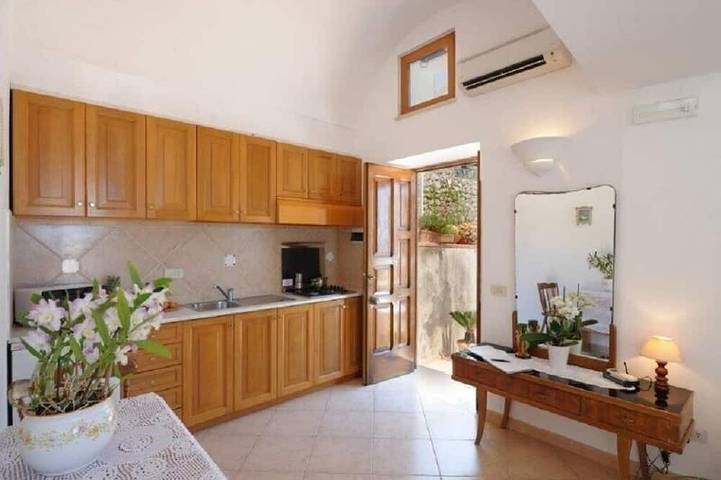 Appartamento intero, Casa San Tommaso studio flat with breathtaking sea view terrace. in Praiano, Sorrento Coast