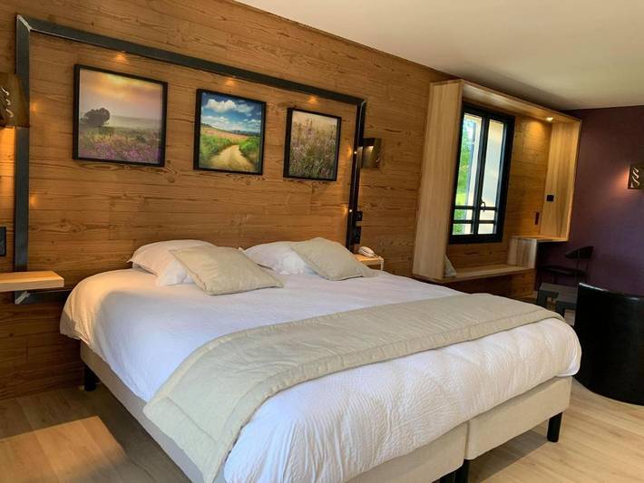 Hôtel pour 2 personnes, avec jardin ainsi que terrasse et piscine, animaux acceptés à Lanarce