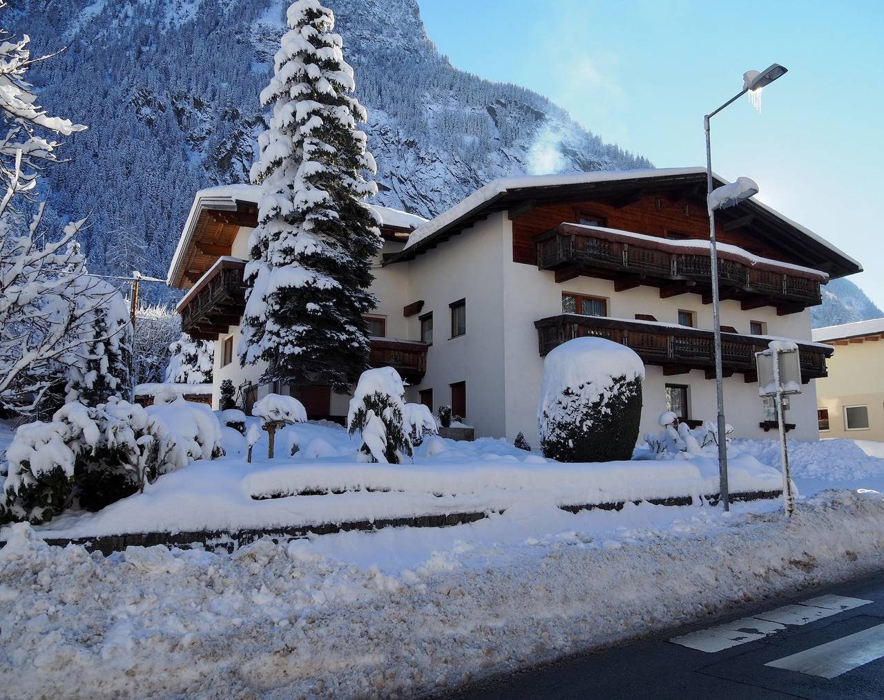Entire holiday apartment, Budget Doppelzimmer in Stubai Alps, Oetz