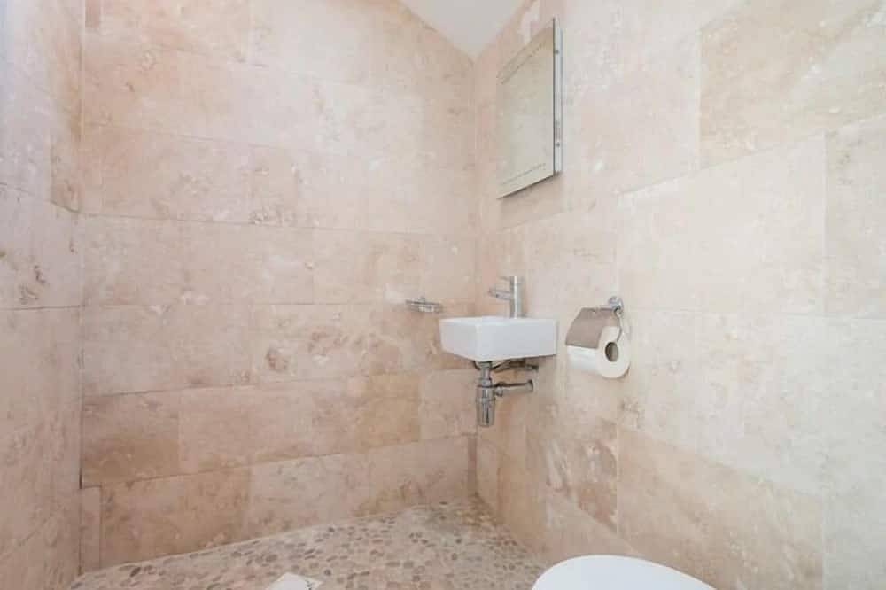 Charming one bedroomed converted boathouse overlooking Broad, Ranworth. in Woodbastwick, The Broads