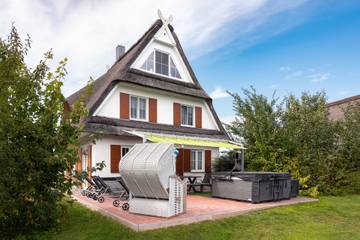 Ferienhaus für 11 Personen, mit Sauna und Whirlpool sowie Garten, kinderfreundlich an der Ostsee