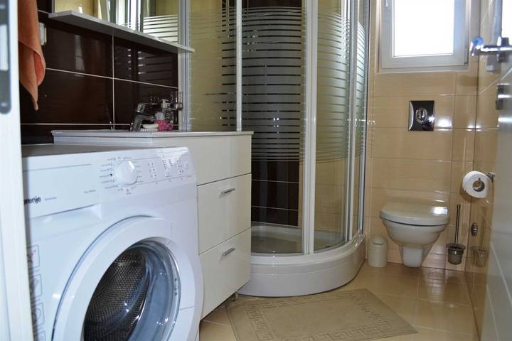 Ganze Wohnung, Family-Friendly Apartment Dario S. Walk to Beach, Srima in Srima, Šibenik-Knin