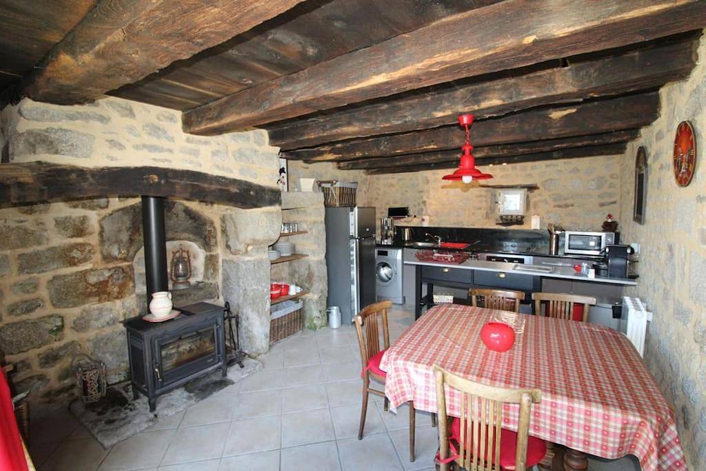 Two-Bedroom House in La Villetelle, Région d'Aubussargues
