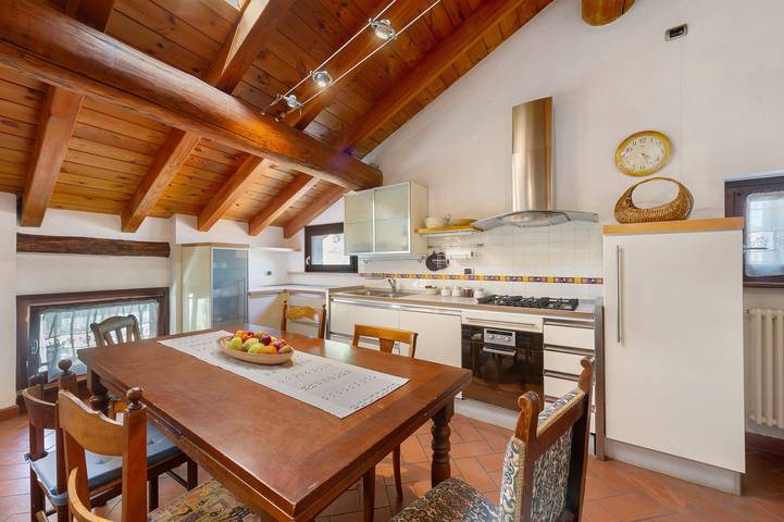 Hel lejlighed, 'The Traveler’s Attic' Apartment with Mountain View, Private Terrace and Wi-Fi in Pont-Saint-Martin (Aosta), Comune di Pont-Saint-Martin