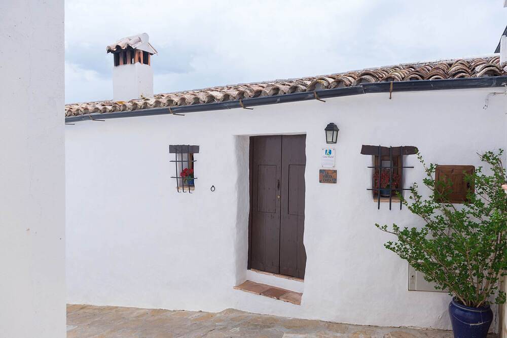 La Vuelta Chica in Villaluenga del Rosario, Pueblos Blancos