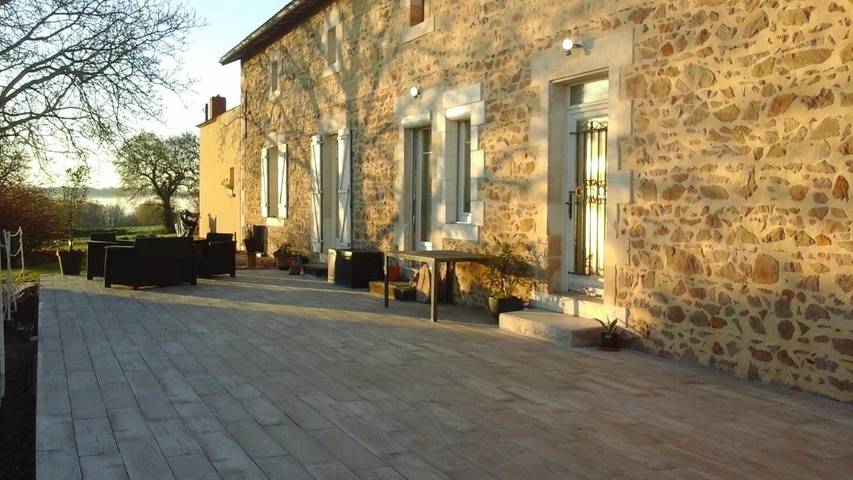 Location de vacances pour 7 personnes, avec vue et terrasse à Le Vigeant