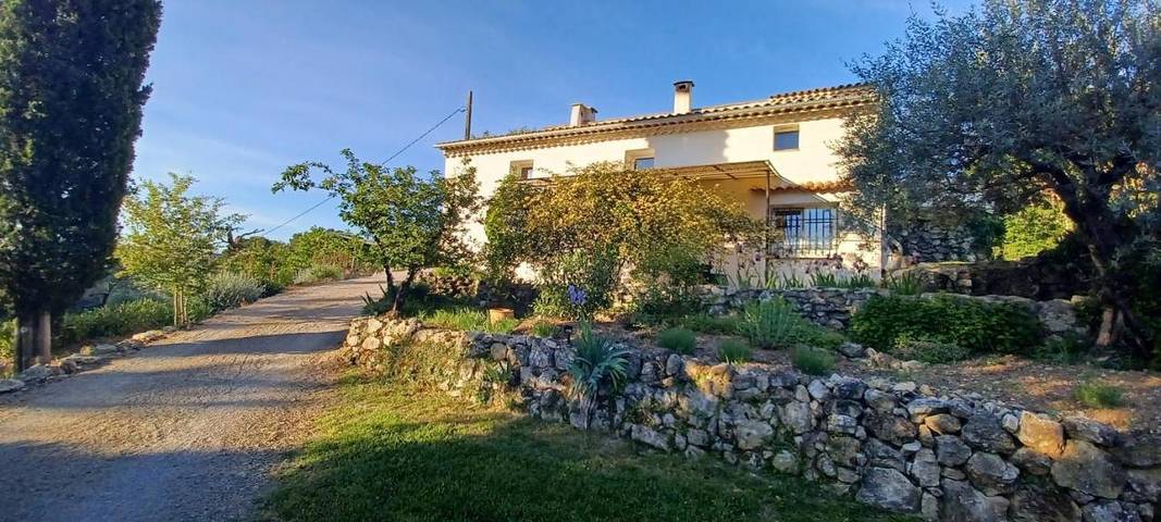 Chambre d’hôte pour 2 personnes, avec Terrasse et Jacuzzi ainsi que Jardin et Piscine