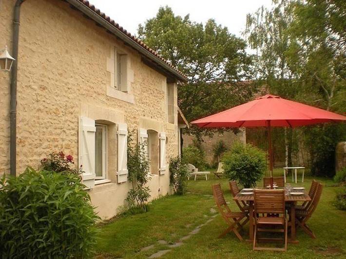 Location de vacances pour 6 personnes, avec jardin à Bonnes