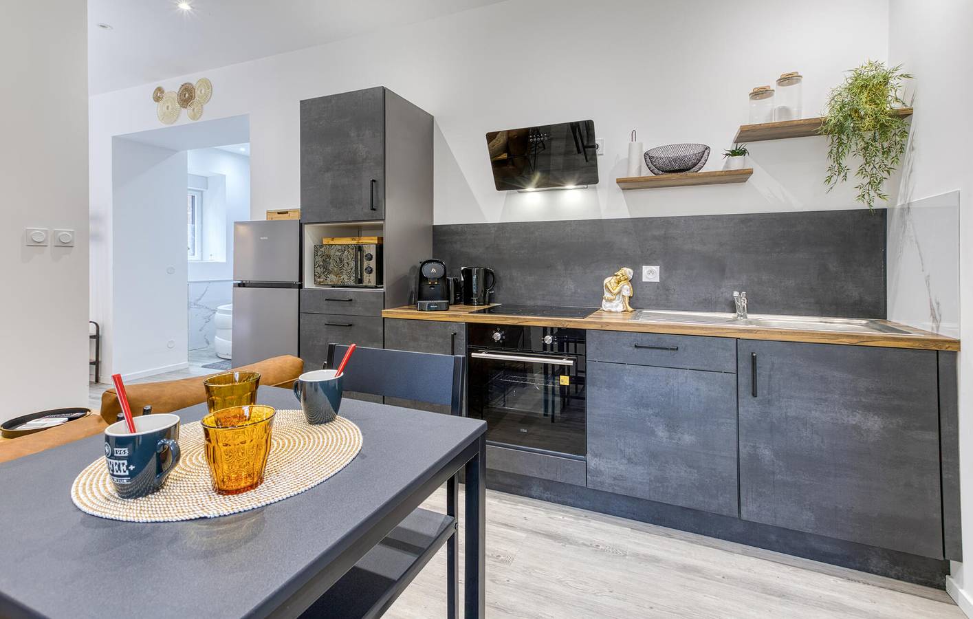 Entire holiday apartment, Cozy Apartment with Garden & WiFi: La Tremblade - 2km to River in La Tremblade, Côte de Beauté