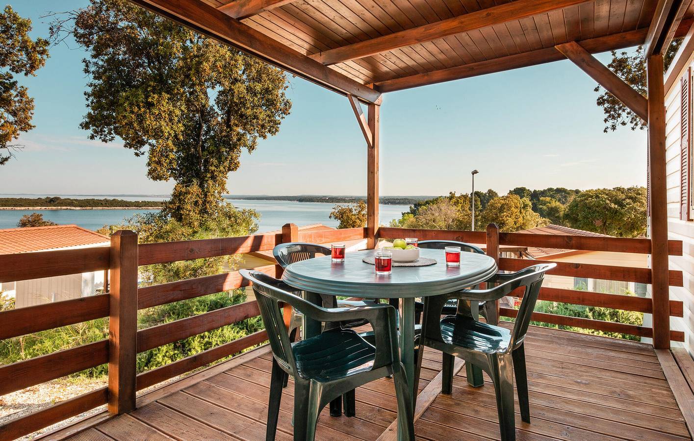 Gemütliches Mobilheim am Strand mit Meerblick und Terrasse in Stinjan, Pula