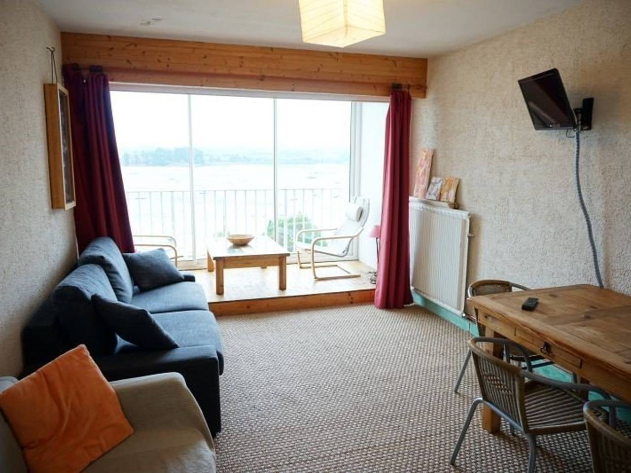 Entire apartment, Duplex apartment with terrace, sea view, 100m from beaches, Trégastel in Trégastel, Pink Granite Coast