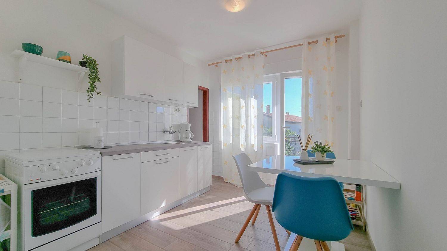 Cały apartament, Hundefreundliches und modernes Apartment nur 600 Meter zum Strand mit Grillbereich in Novigrad, Umag i okolice