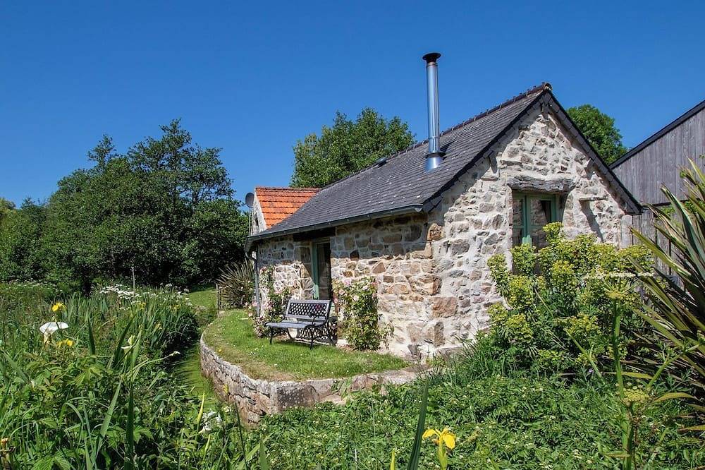 Kleines Romantisches Landhaus mit Terrasse, 4 km vom Strand entfernt in Les Moitiers-d'Allonne, Côte de la Déroute