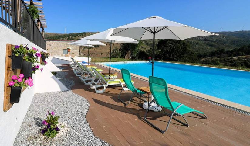 Vivendas de férias para 4 pessoas, com vista e piscina e ainda jardim na Serra da Estrela