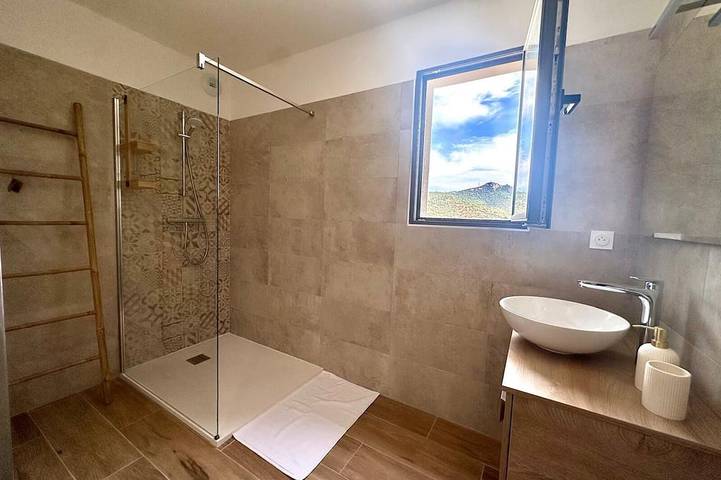 Appartement entier, Rooftop de 4 chambres avec vue à 180° in Sainte-Lucie de Porto-Vecchio, Zonza