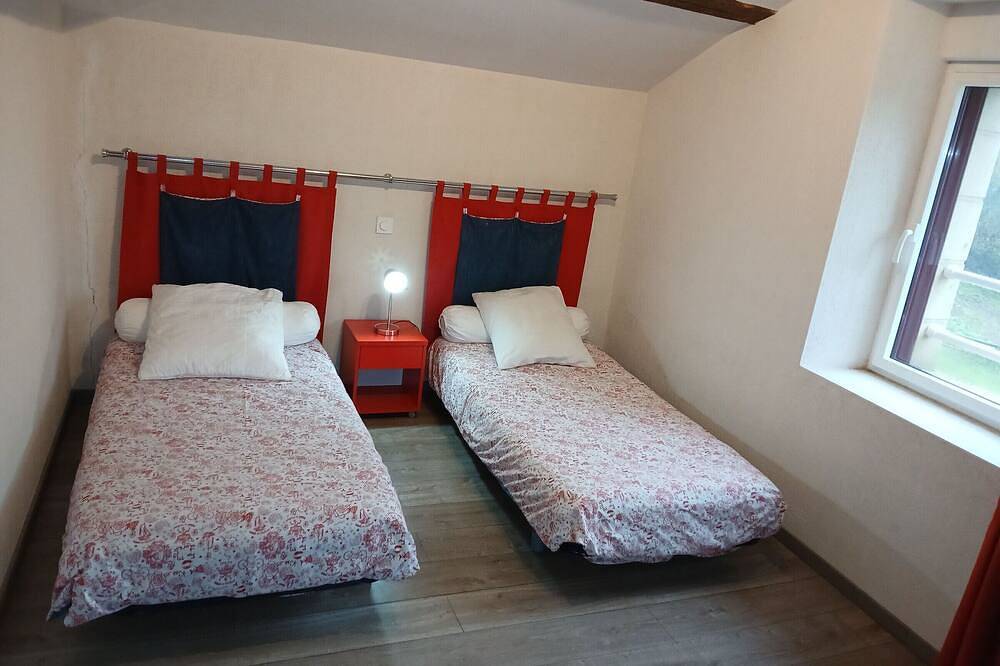 Gîte rénové mitoyen Pmr, 3 chambres, terrasse, proche nature in La Gaubretière, Vallée de la Loire