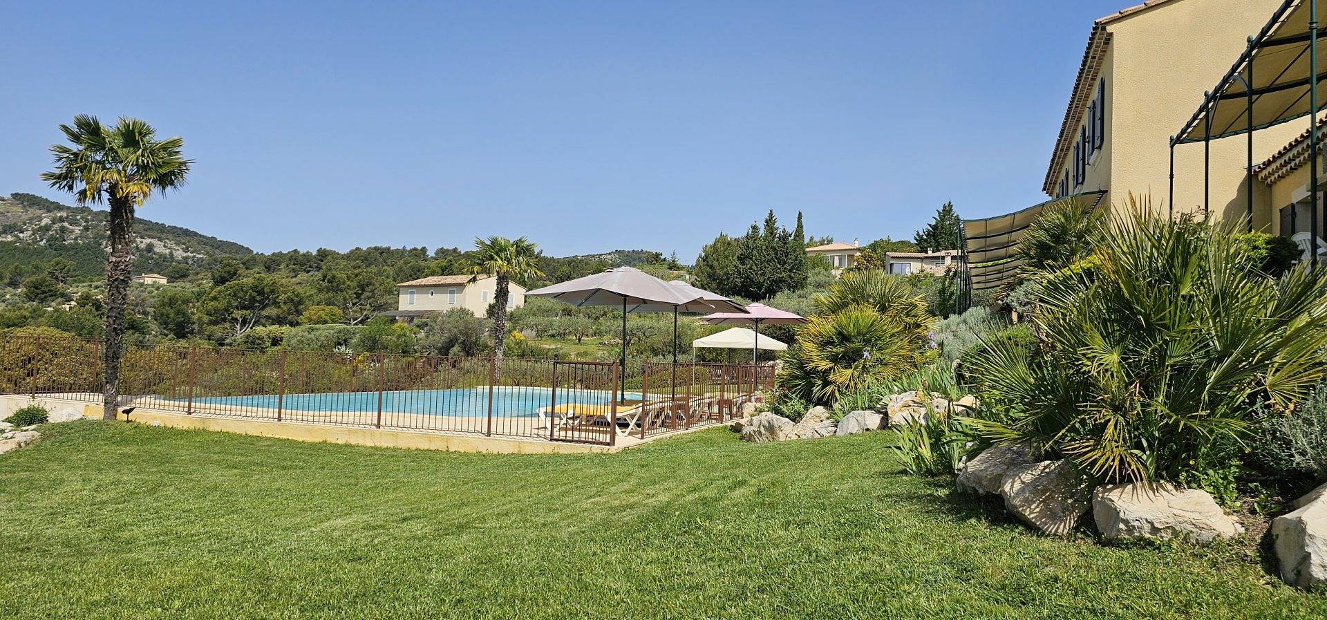Gîte 2 "Paradizu", vue sur les Alpilles – Le Mas du Barroux in Le Barroux, Parc naturel régional du Mont-Ventoux