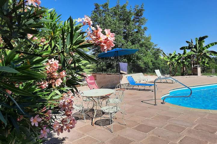 Gîte pour 4 personnes, avec terrasse et jardin à Lamothe-Capdeville