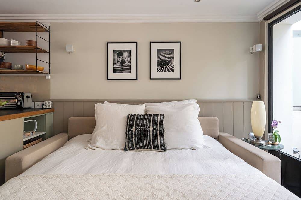 Entire apartment, Stunning Studio With Private Patio In Charming Gated Street in Neuilly-sur-Seine, Hauts-de-Seine