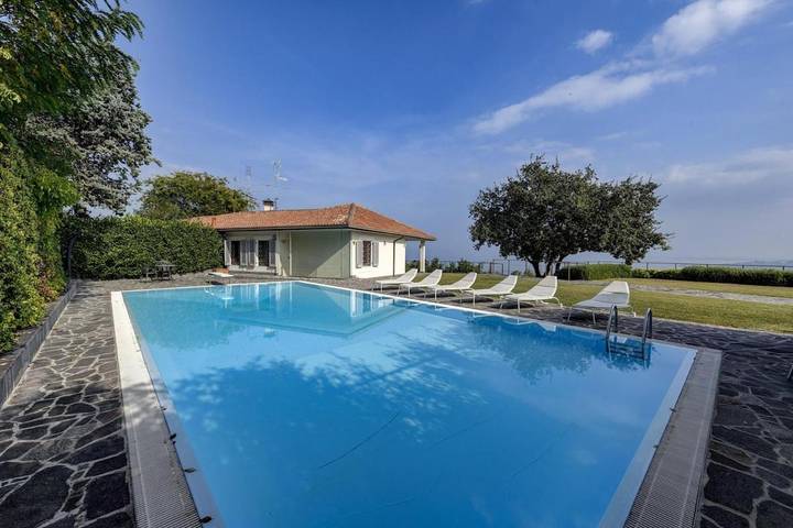Villa per 10 persone, con vista lago e panorama nonché giardino e piscina a Padenghe sul Garda