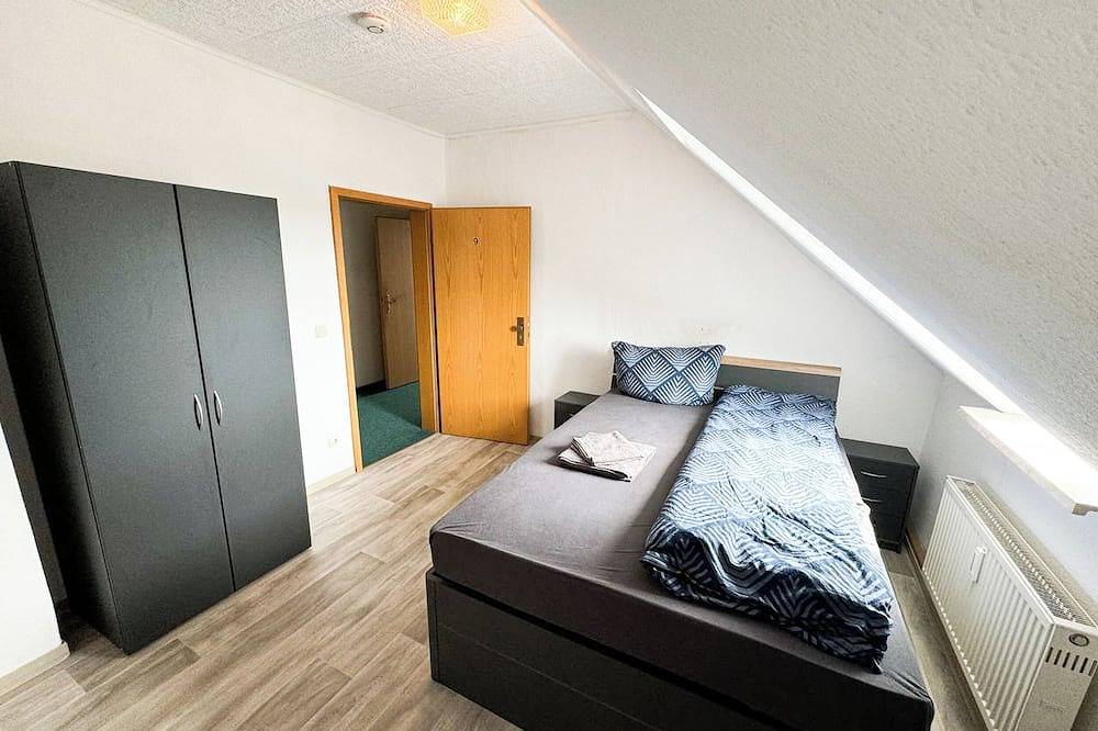 Ganze Wohnung, Room with queen size bed and bathroom, tv, Netflix, wifi in Rudolstadt, Saaleland