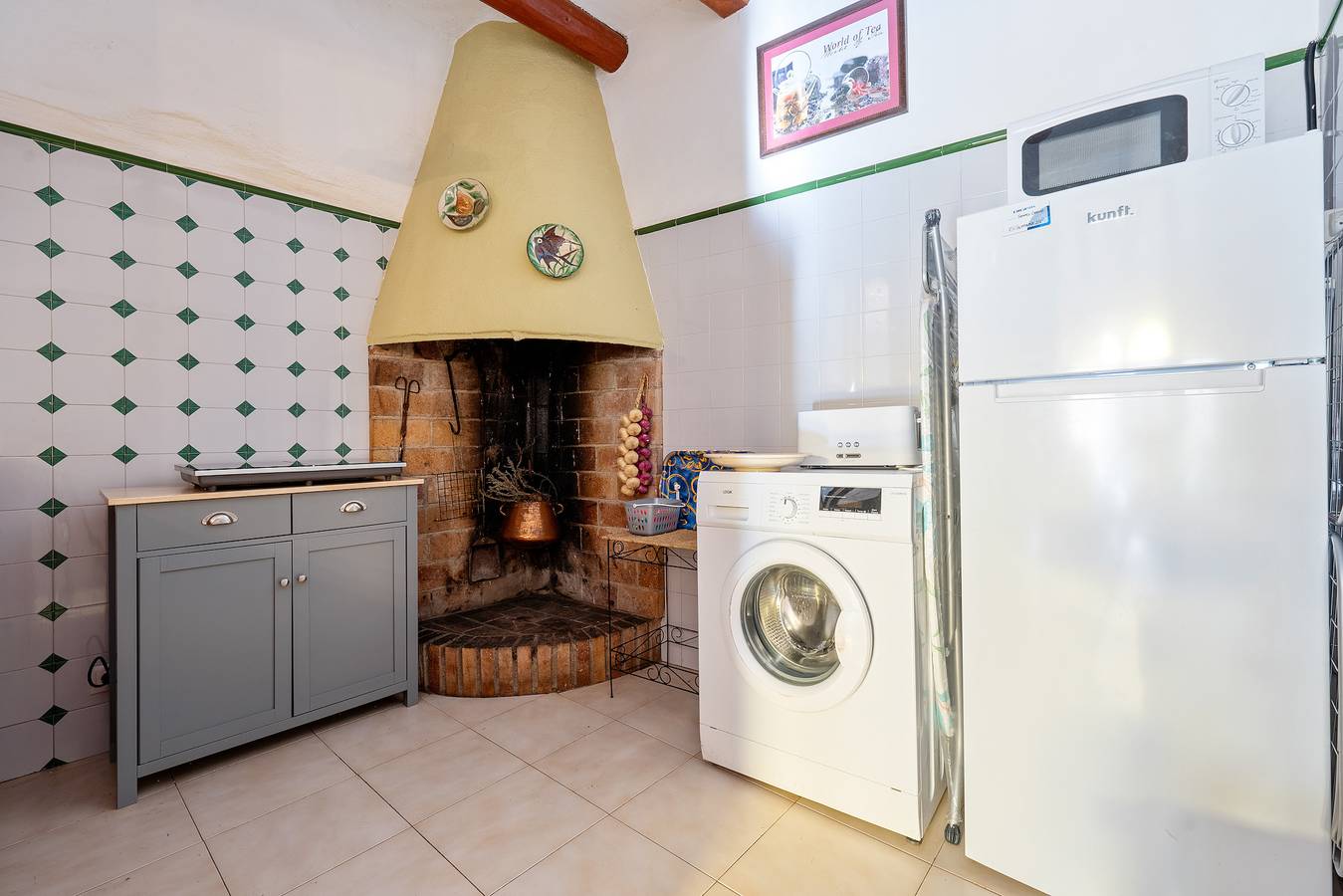 Casa de vacaciones 'Maria' con vistas a la montaña, balcón y Wi-Fi in Santes Creus, Aiguamurcia