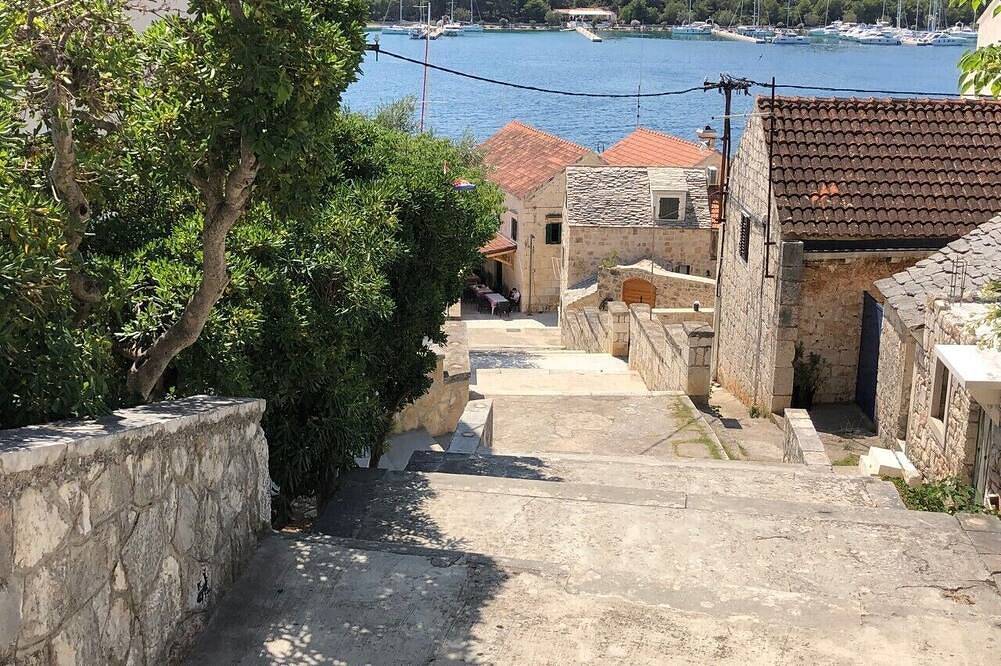 Casa en el centro de la antigua ciudad costera de Rogoznica, cerca de Split in Rogoznica, Condado de Šibenik-Knin
