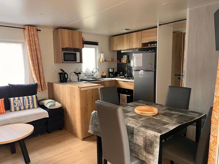 Camping pour 7 personnes, avec bassin pour enfant ainsi que terrasse et piscine à La Tremblade - 2