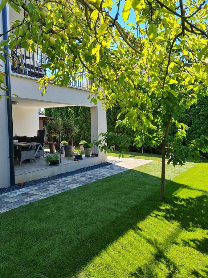 Ferienwohnung für 6 Personen, mit Seeblick und Garten sowie Ausblick in Gyenesdias