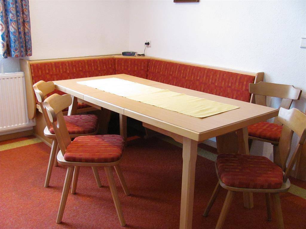 Ganze Ferienwohnung, App. 4-5 Pers.: 2 Schlafräume/Dusche, Wc in Flirsch, Arlberg