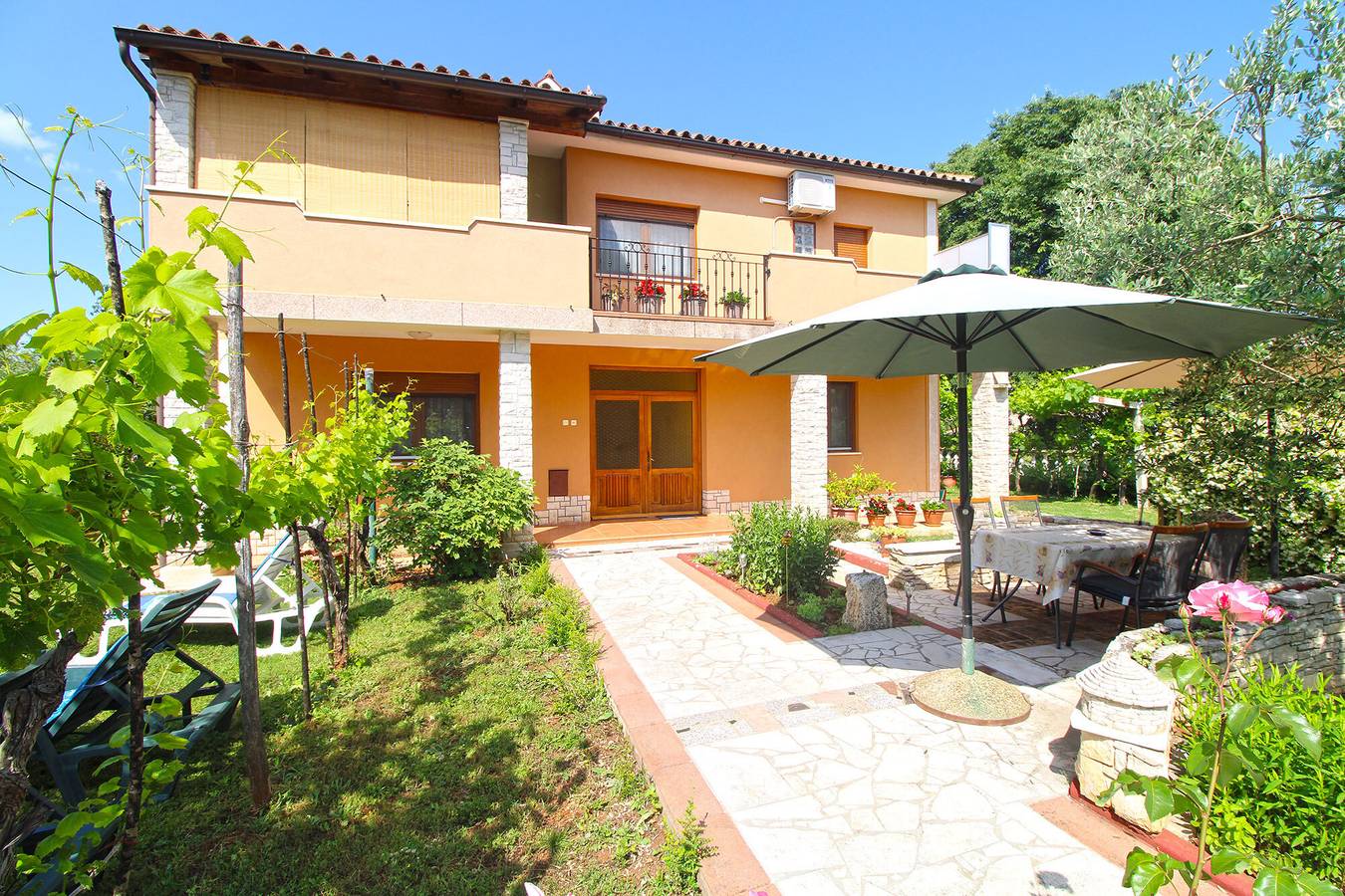 Ganze Wohnung, Ferienwohnung für 6 Personen mit Terrasse in Muntic, Südküste Istrien